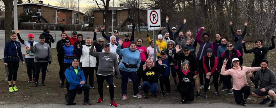 Le groupe Courir Ensemble réuni avant une sortie, tout sourire et bras levés